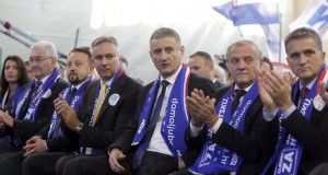Velika Gorica, 26.10.2015 - Sredinji skup HDZ-ove Domoljubne koalicije za VI. izbornu jedinicu u Velikoj Gorici. Na slici Josipa Rimac, Milivoj pika, Ivan Tepe, Darinko Kosor, predsjednik Hrvatske demokratske zajednice (HDZ) Tomislav Karamarko, Draen Bonjakoviæ i Goran Mariæ. foto HINA/ Denis CERIÆ /dc