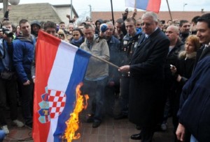 Šešelj-i-hrvatska-zastava-576x392