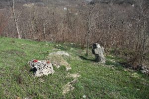 DABIN VRH NEDALEKO SRBA - MASOVNA GROBNICA UBIJENIH HRVATA