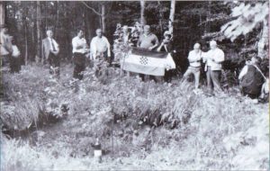 Jama na vrhu Ilovca u kojoj je, razbijanjem lubanja udarcima tupog dijela šumskih sjekira, pogubljen 101 žicom vezani hrvatski vojnik