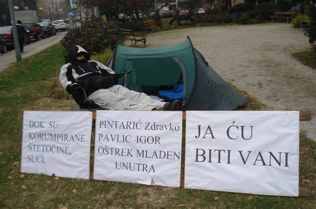 zeljko-knapic-prosvjed-ispred-suda