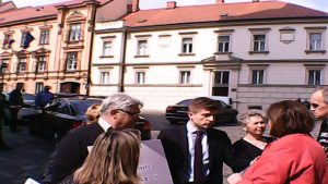 ministar marić - ispred sabora sa prosvjednicima