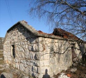 ruševna kamena kućica